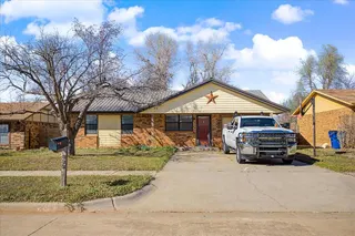 Sold home at 833 W Perry Drive