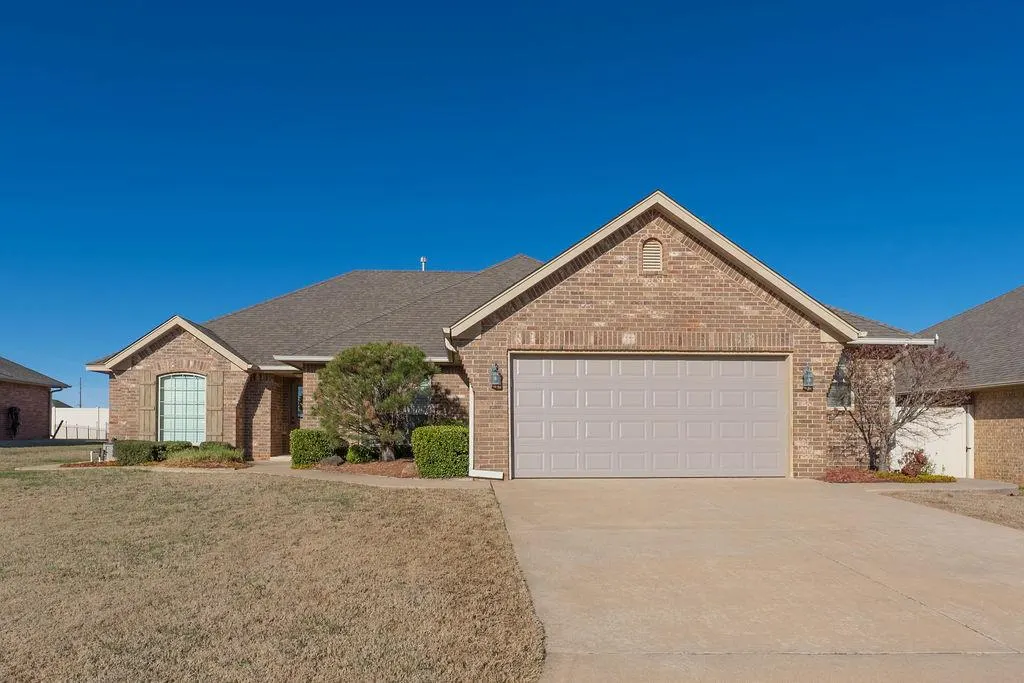 Front exterior — 2008 Lantana Circle, Shawnee, OK 74804