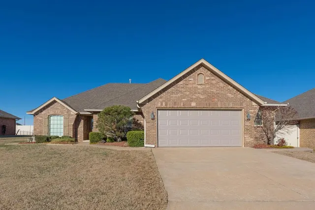 Front exterior — 2008 Lantana Circle, Shawnee, OK 74804
