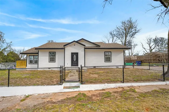 Front exterior — 204 E Seminole Street, Wynnewood, OK 73098