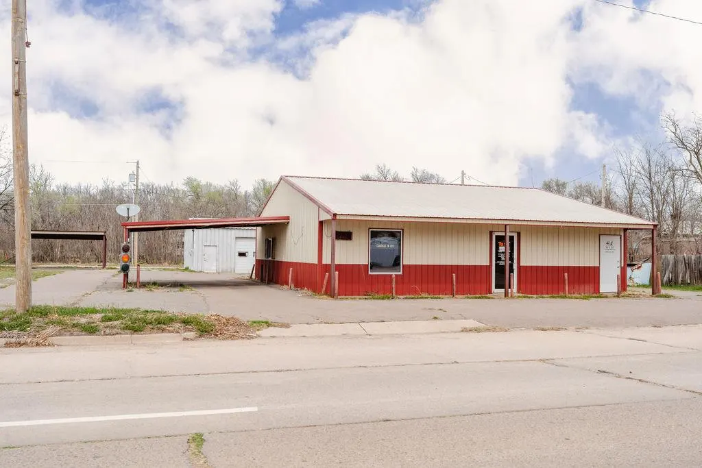 Front exterior — 313 W Roger Miller Boulevard, Erick, OK 73645