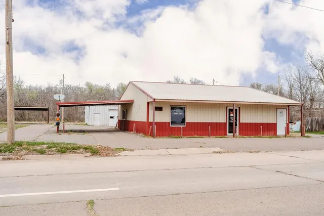 Front exterior — 313 W Roger Miller Boulevard, Erick, OK 73645
