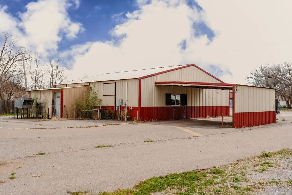 Photo 23 — 313 W Roger Miller Boulevard, Erick, OK 73645