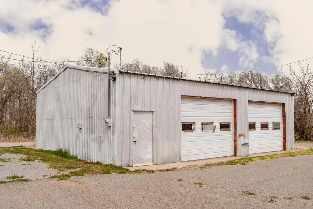 Photo 25 — 313 W Roger Miller Boulevard, Erick, OK 73645