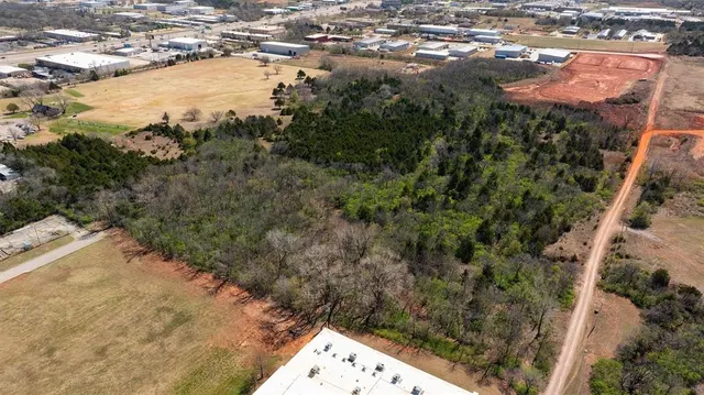 Photo 3 — 7600 N Hudson Avenue, Oklahoma City, OK 73116