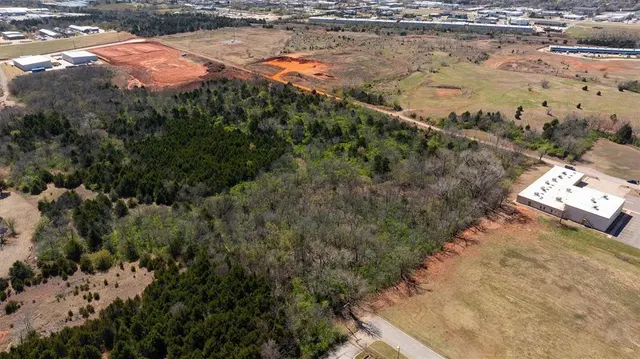 Photo 7 — 7600 N Hudson Avenue, Oklahoma City, OK 73116