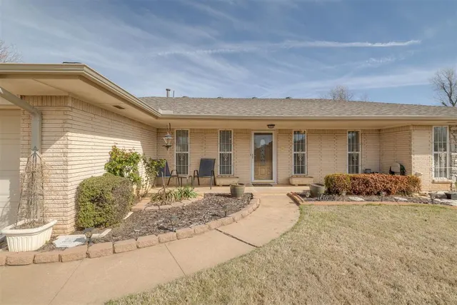 Photo 2 — 941 NW 32nd Street, Moore, OK 73160