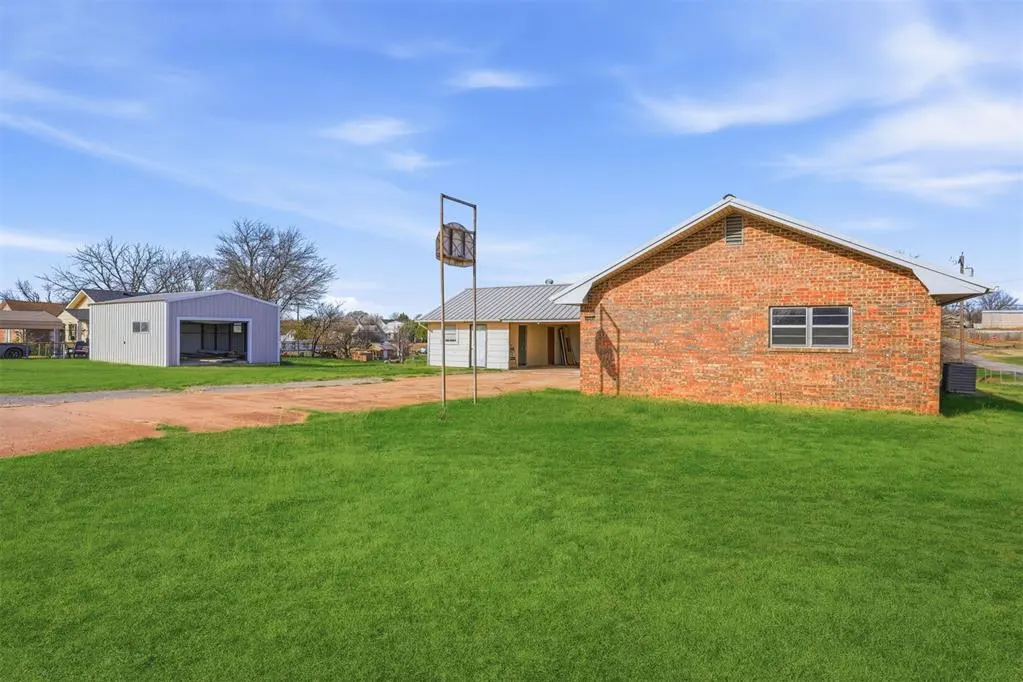 Photo 2 — 1013 N 3rd Street, Sayre, OK 73662