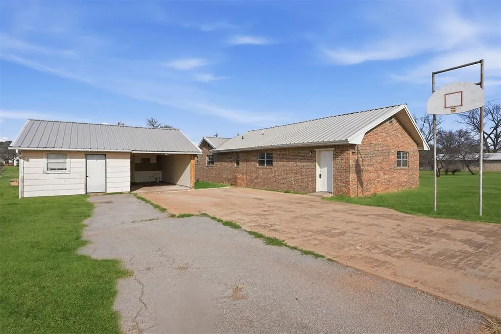 Photo 3 — 1013 N 3rd Street, Sayre, OK 73662