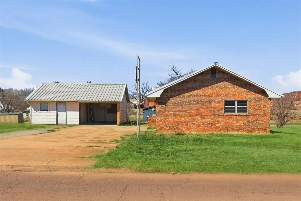 Photo 4 — 1013 N 3rd Street, Sayre, OK 73662