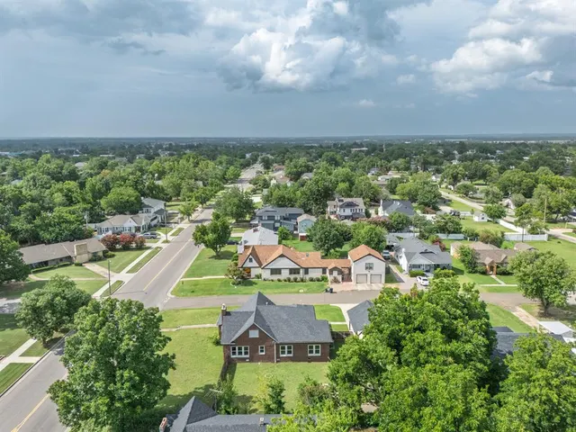 Photo 3 — 2021 N Broadway Avenue, Shawnee, OK 74804