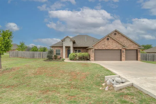 Photo 2 — 16001 Montague Drive, Edmond, OK 73013