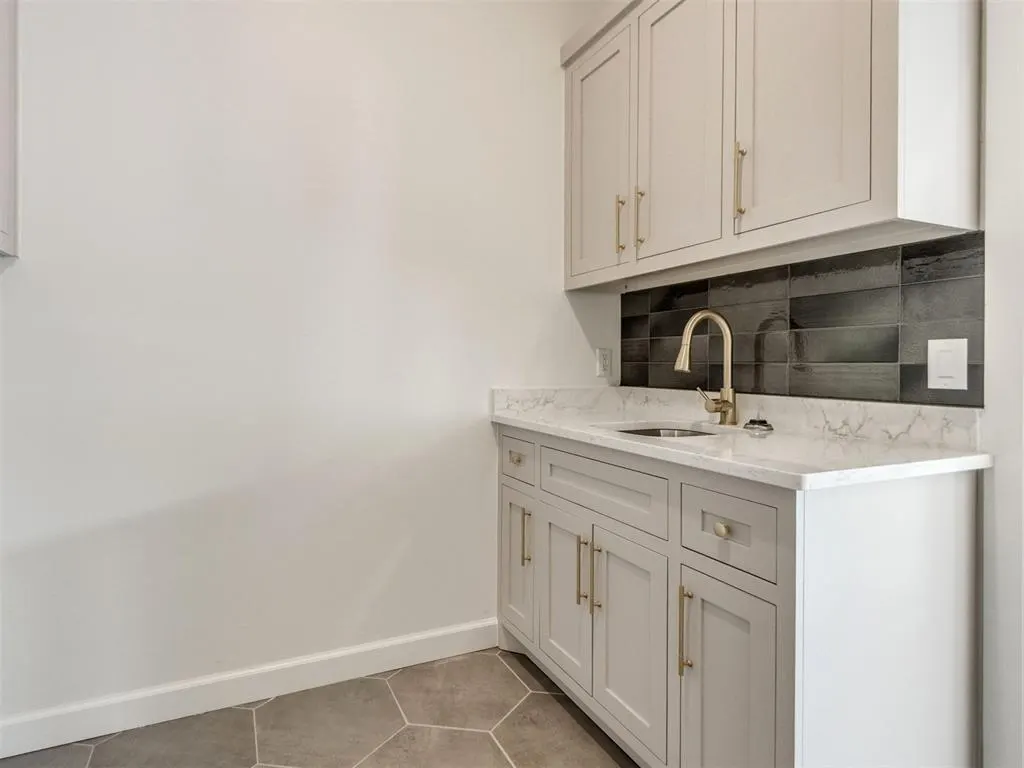 Photo 9 — 2500 Amante Court, Edmond, OK 73034
