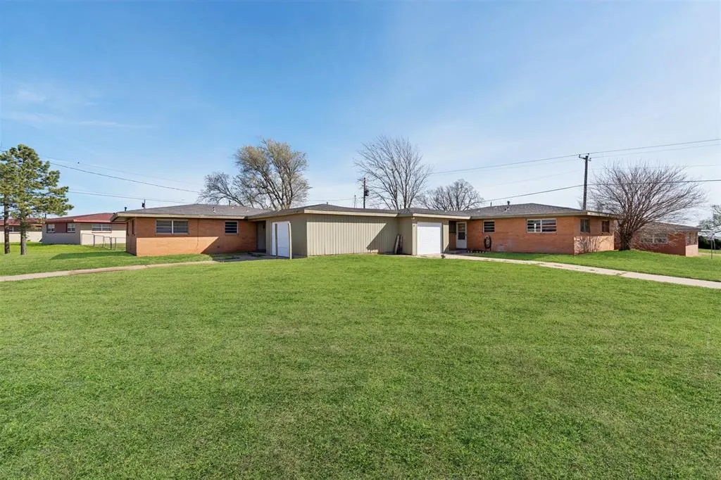 Front exterior — 400 Cherokee Trail, Burns Flat, OK 73647