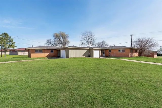 Front exterior — 400 Cherokee Trail, Burns Flat, OK 73647