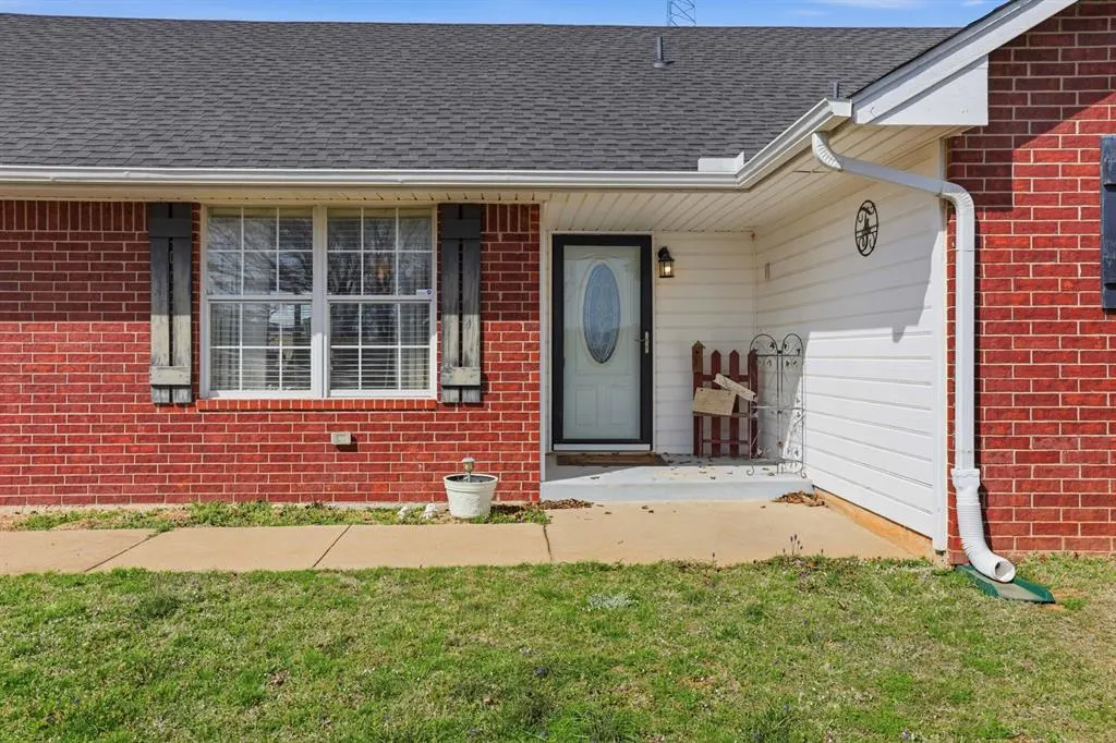 Photo 3 — 998 Garden Road, Tuttle, OK 73089
