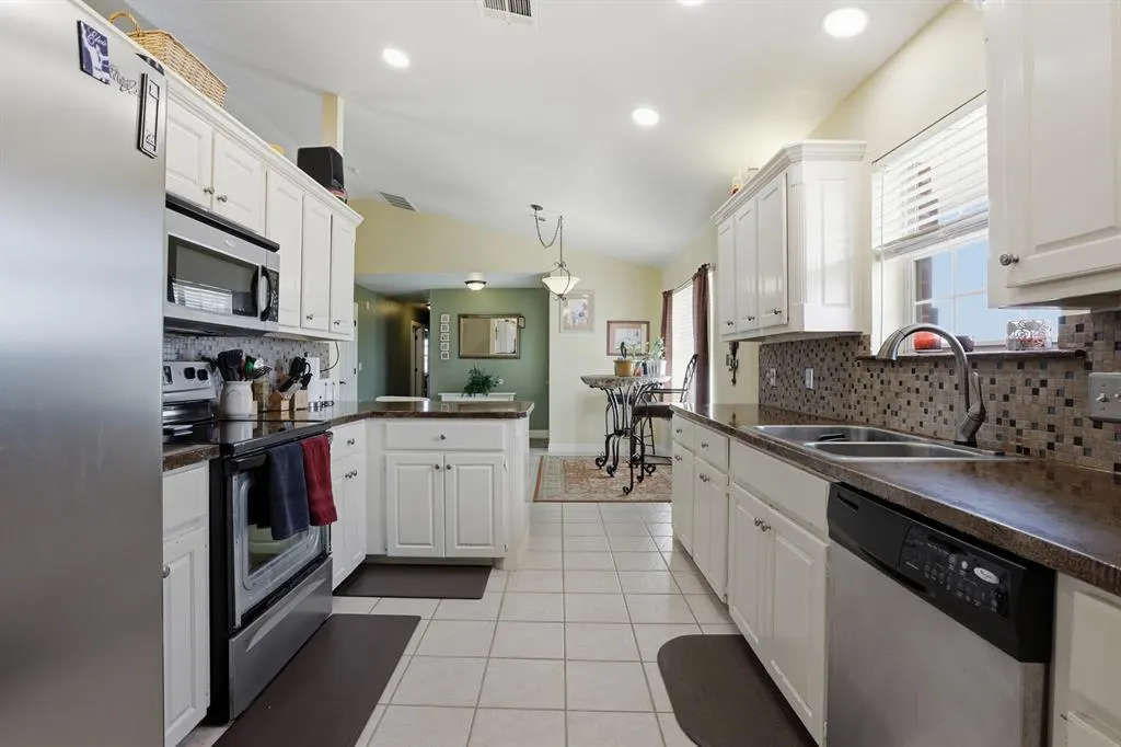 Photo 9 — 998 Garden Road, Tuttle, OK 73089