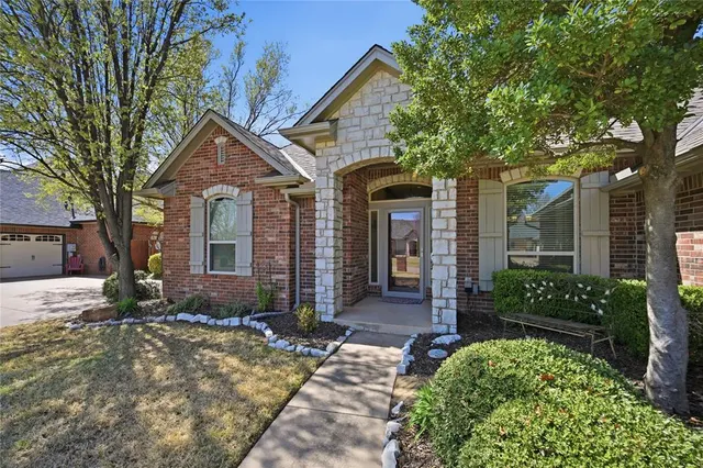 Photo 3 — 14621 Lamplight Lane, Edmond, OK 73013