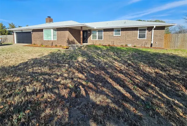 Front exterior — 3305 Monticello Drive, Shawnee, OK 74804