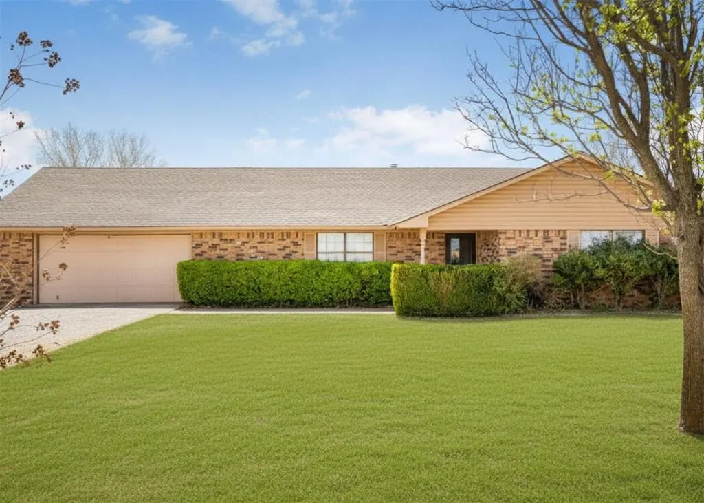 Front exterior — 2350 Beverly Lane, Clinton, OK 73601