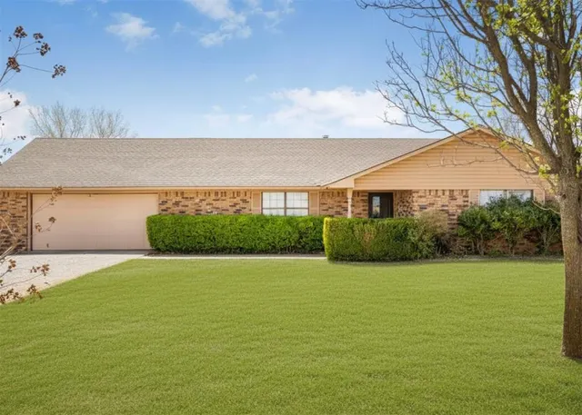 Front exterior — 2350 Beverly Lane, Clinton, OK 73601