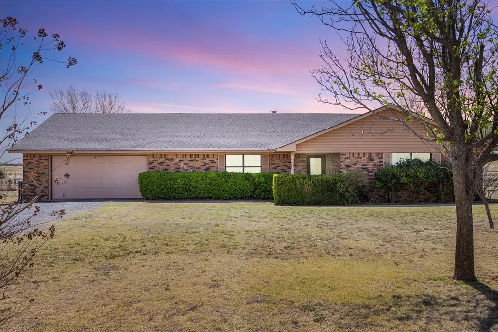 Photo 2 — 2350 Beverly Lane, Clinton, OK 73601
