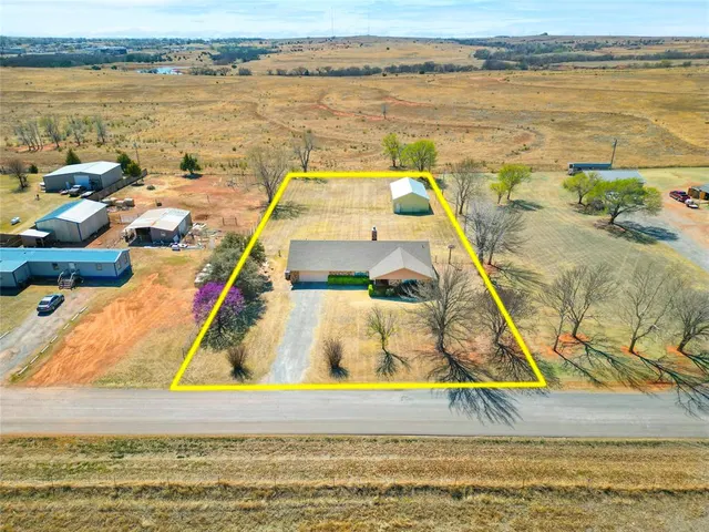 Photo 3 — 2350 Beverly Lane, Clinton, OK 73601