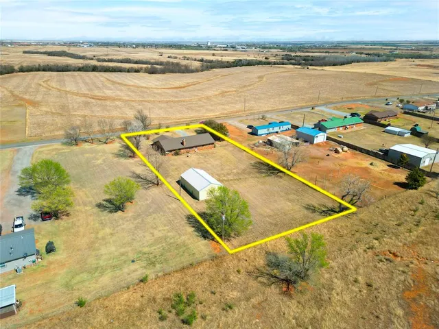 Photo 4 — 2350 Beverly Lane, Clinton, OK 73601