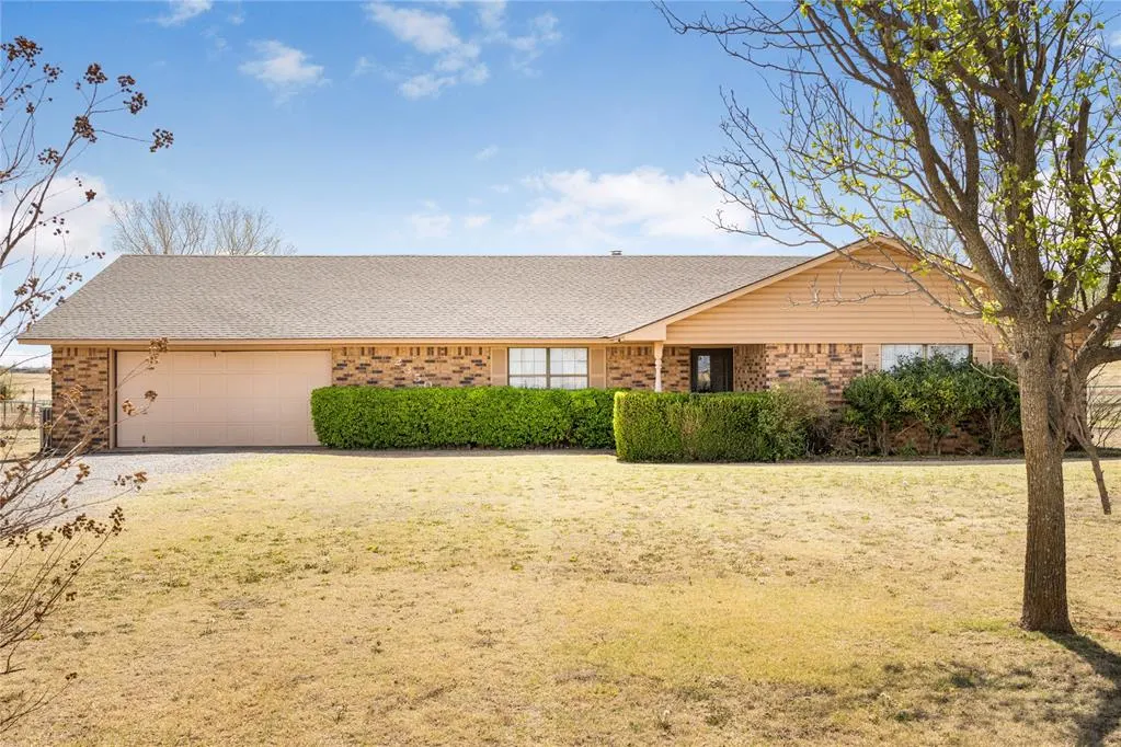 Photo 5 — 2350 Beverly Lane, Clinton, OK 73601