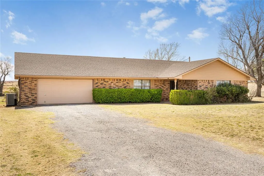 Photo 6 — 2350 Beverly Lane, Clinton, OK 73601