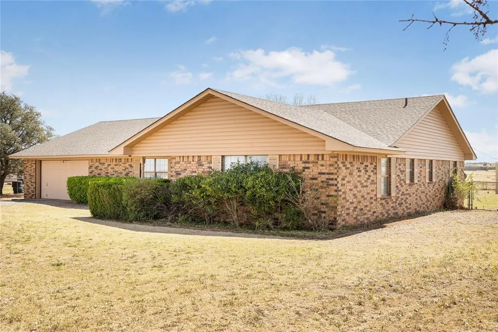 Photo 7 — 2350 Beverly Lane, Clinton, OK 73601