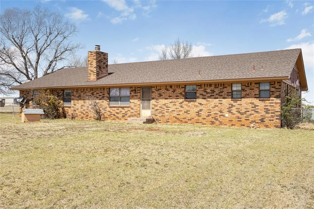 Photo 8 — 2350 Beverly Lane, Clinton, OK 73601