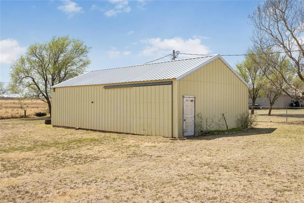 Photo 10 — 2350 Beverly Lane, Clinton, OK 73601