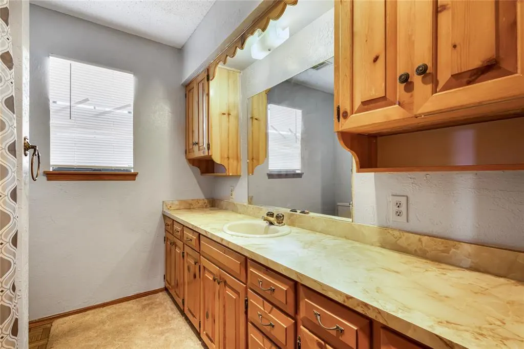 Photo 16 — 2350 Beverly Lane, Clinton, OK 73601