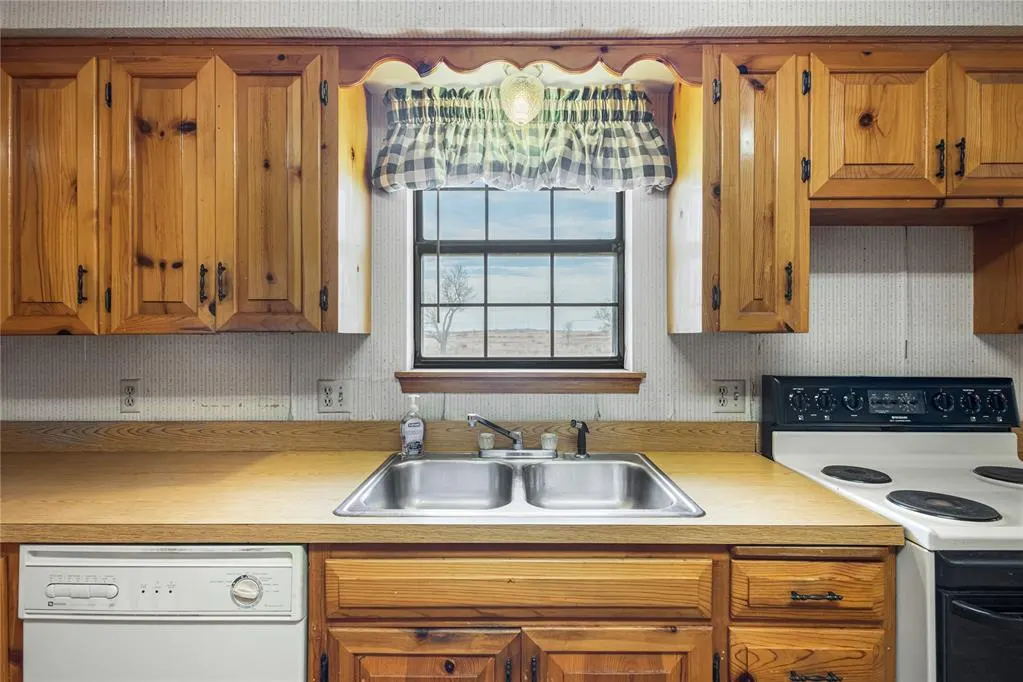 Photo 27 — 2350 Beverly Lane, Clinton, OK 73601
