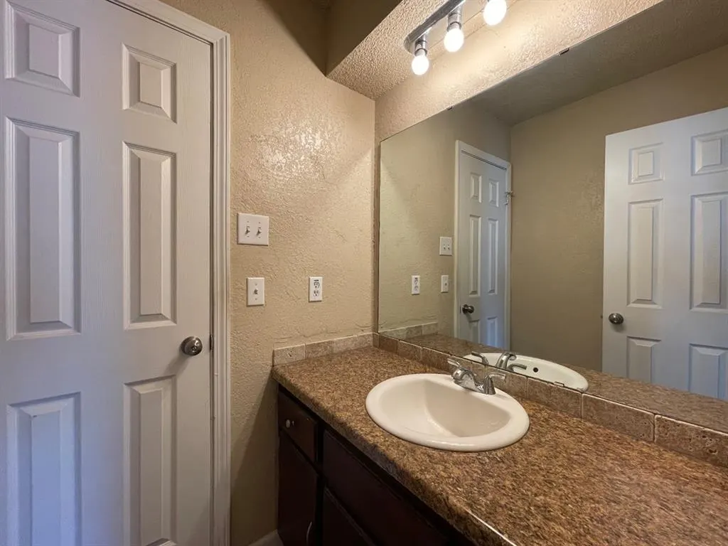 Photo 13 — 4707 Hemlock Lane, Oklahoma City, OK 73162