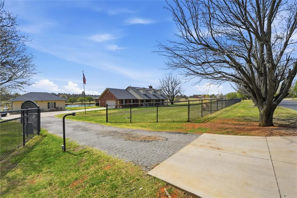 Photo 5 — 2100 SE 38th Street, Moore, OK 73160