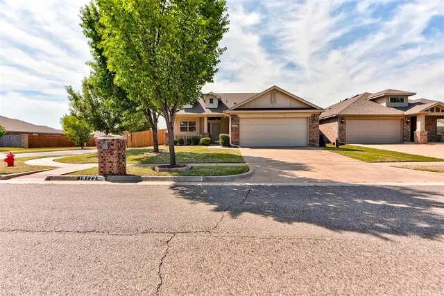 Photo 3 — 19112 Hecho Drive, Edmond, OK 73012