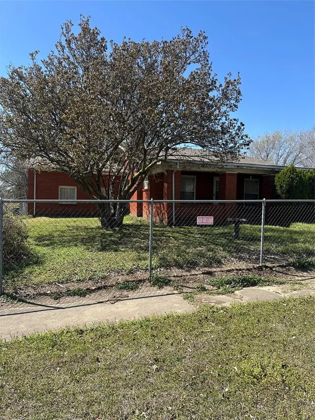 Photo 2 — 623 E Main Street, Holdenville, OK 74848