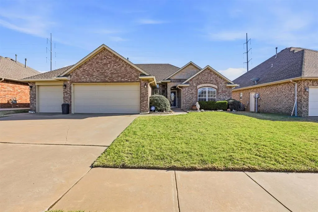 Photo 2 — 9032 NW 79th Terrace, Yukon, OK 73099