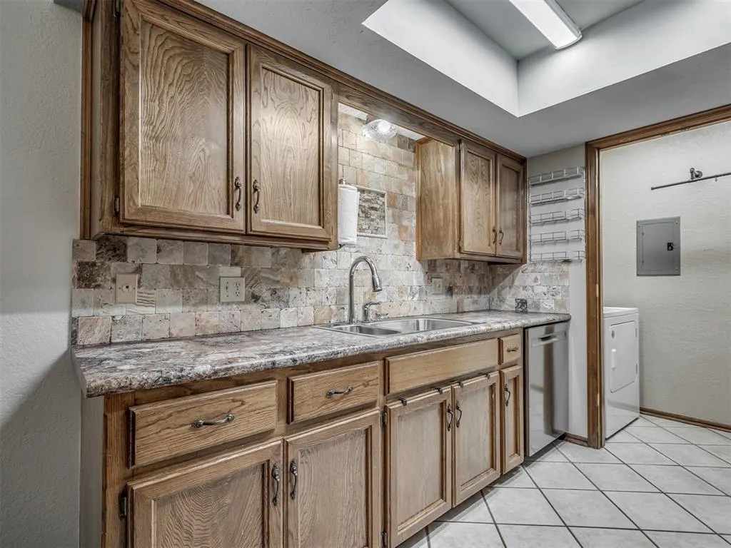 Photo 9 — 2925 Village Circle, Edmond, OK 73013