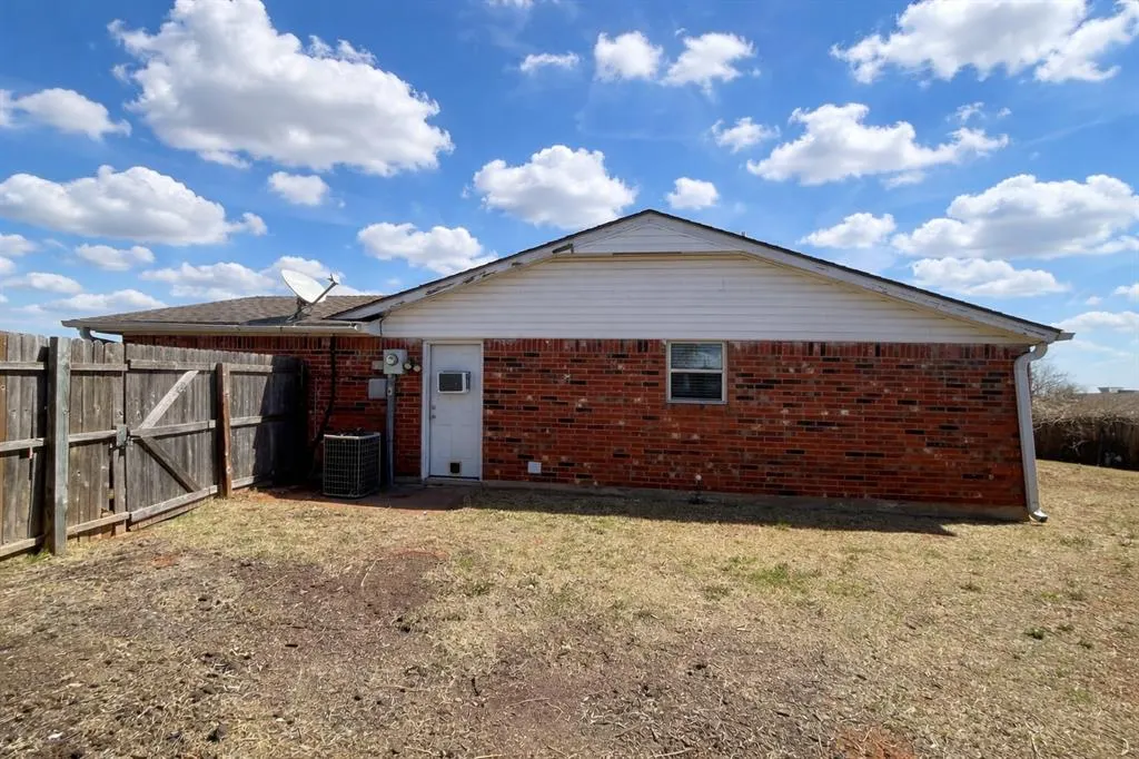 Photo 2 — 1016 SW 99th Place, Oklahoma City, OK 73139
