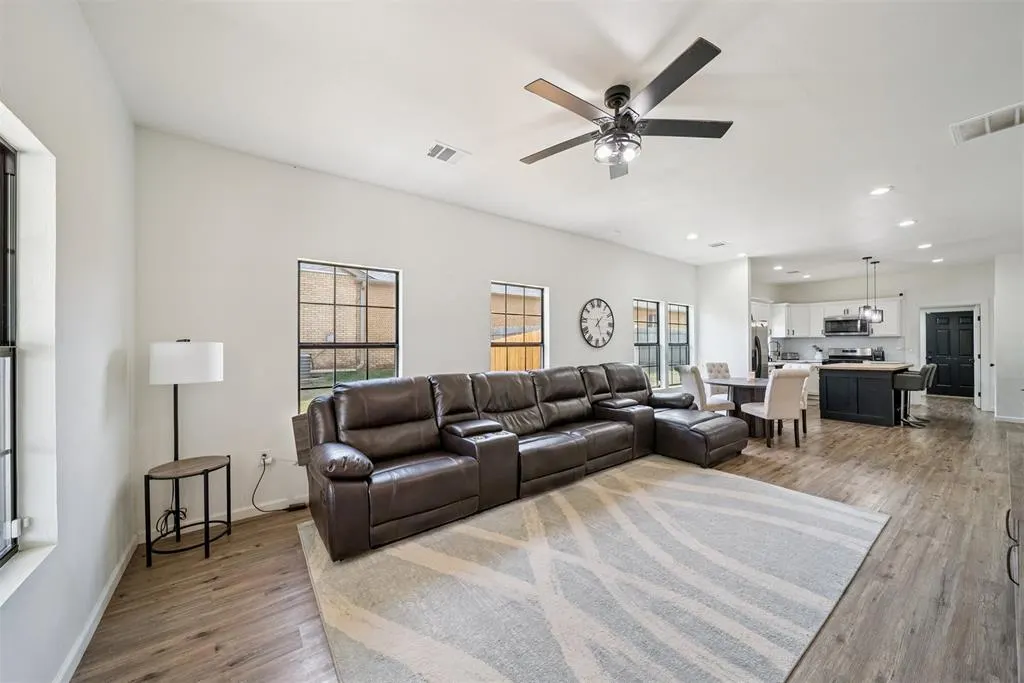 Photo 2 — 209 Ash Street, Wellston, OK 74881