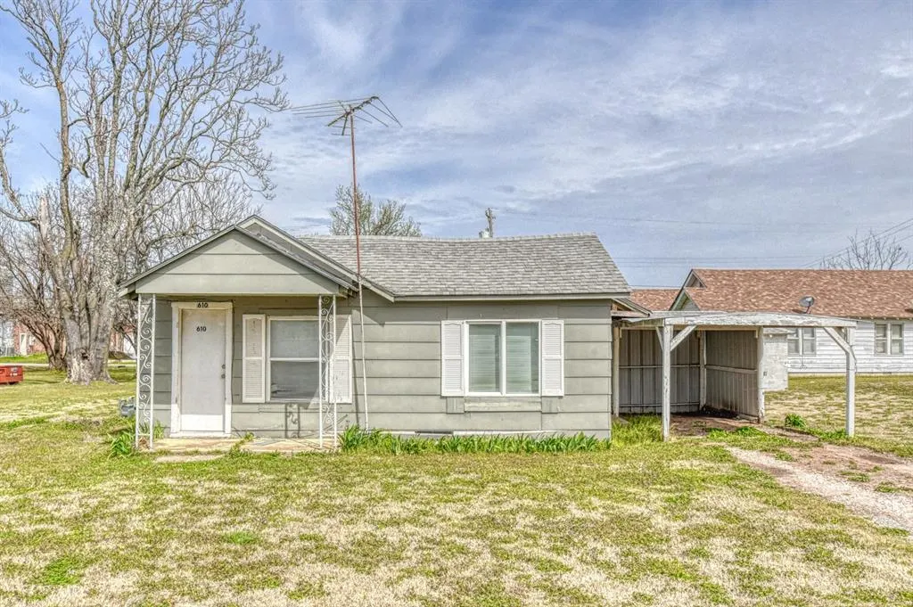 Front exterior — 610 Loy Street, Meeker, OK 74855