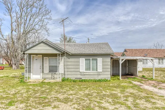 Front exterior — 610 Loy Street, Meeker, OK 74855