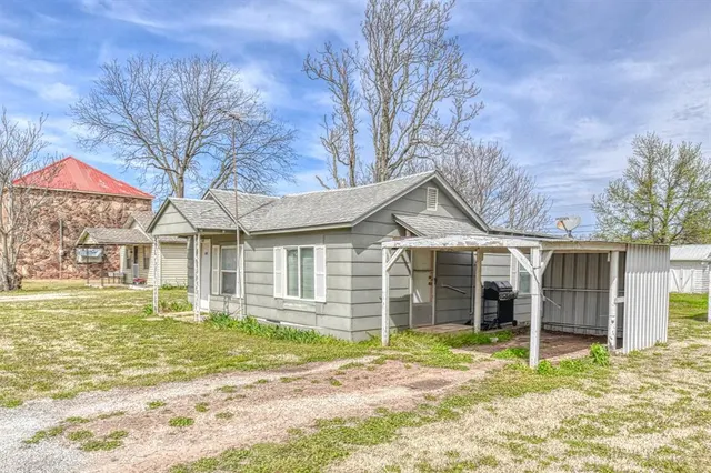 Photo 2 — 610 Loy Street, Meeker, OK 74855