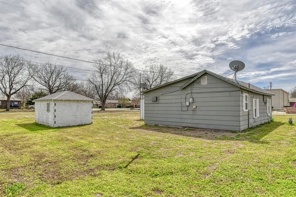 Photo 3 — 610 Loy Street, Meeker, OK 74855