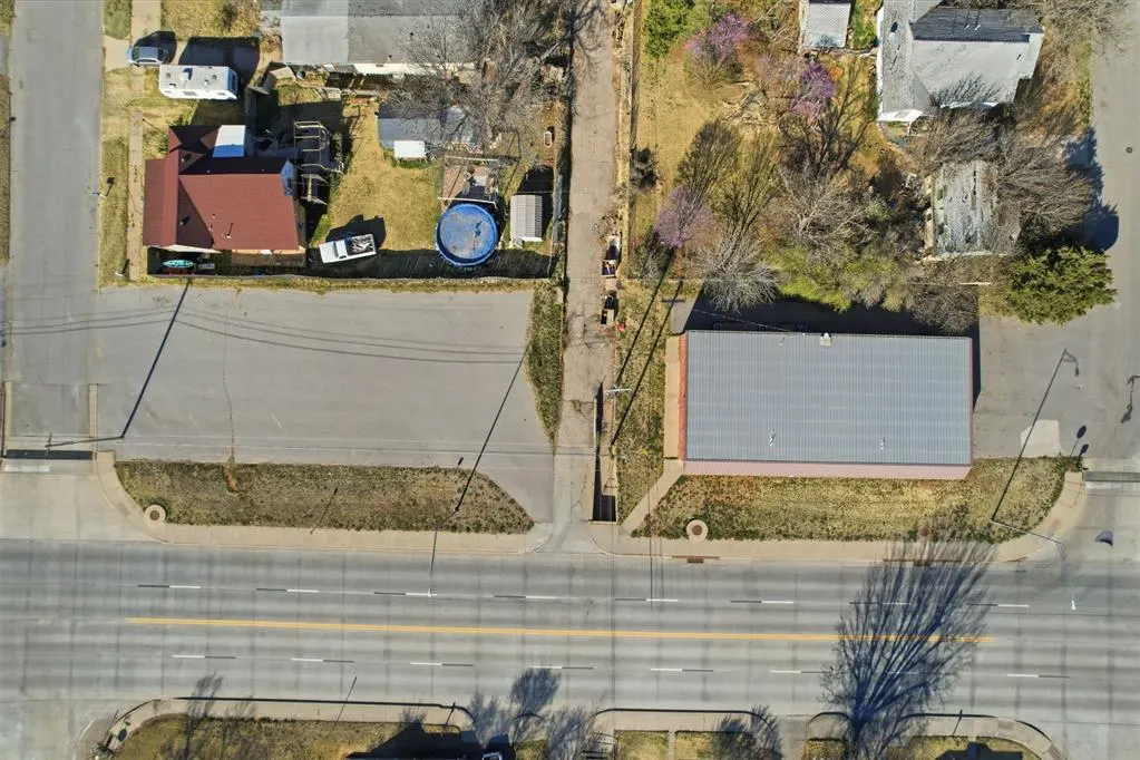 Photo 2 — 416 N 4th Street, Clinton, OK 73601