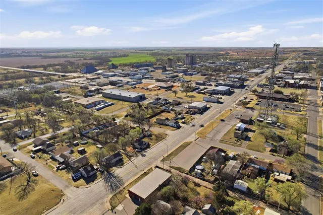 Photo 3 — 416 N 4th Street, Clinton, OK 73601