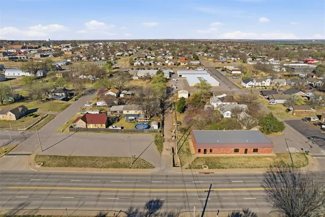 Photo 4 — 416 N 4th Street, Clinton, OK 73601